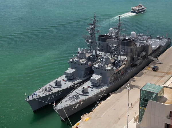 Blick aus der Höhe auf die japanischen Militärschiffe im Hafen von Barcelona, Spanien — Stockfoto