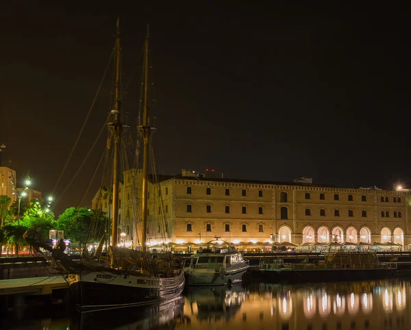 Noche Embankment con el barco y restaurante en bachground al Port Olimpik en Barcelona, España —  Fotos de Stock