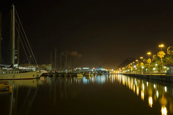 Bancarrota Nocturna con el barco al Puerto Olimpik en Barcelona, España —  Fotos de Stock