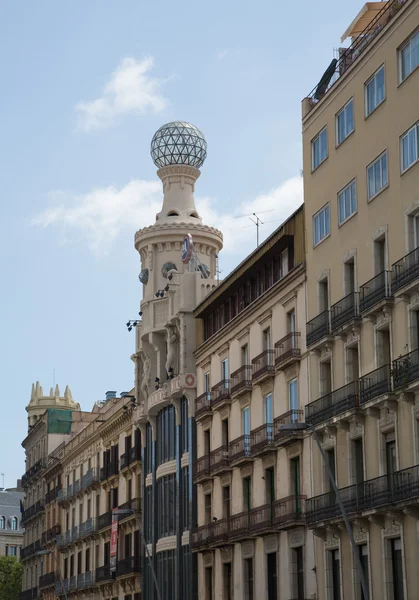 Oude gebouw op de straat van barcelona, Spanje. — Stockfoto