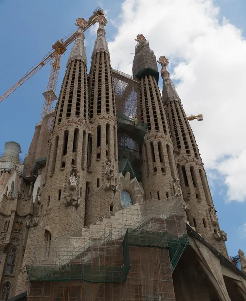 Iglesia de la Sagrada Familia contra el cielo —  Fotos de Stock