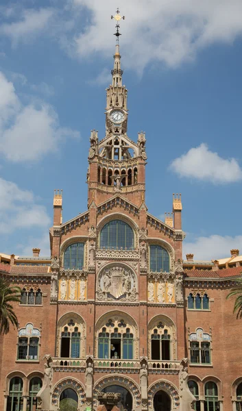 Oude gebouw op de straat van barcelona, Spanje — Stockfoto