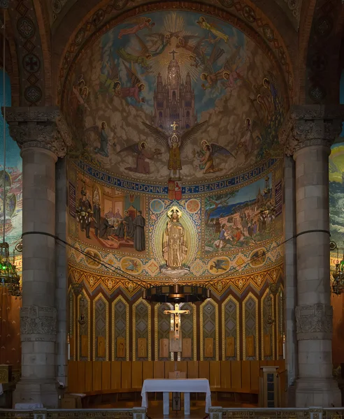 Catedral del Sagrado Corazón (Sagrat Corazon) en la montaña del Tibidabo en Barcelona — Foto de Stock