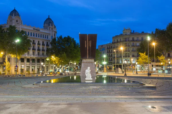 Skulptur auf dem Platz von Katalonien in Barcelona bei Nacht — Stockfoto