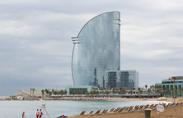 Das hotelgebäude in port vell in barcelona, spanien — Stockfoto