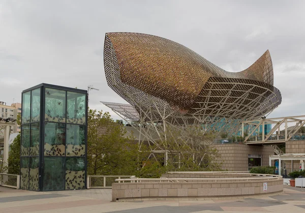 Escultura de um peixinho dourado para o Porto Olimpik em Barcelona — Fotografia de Stock