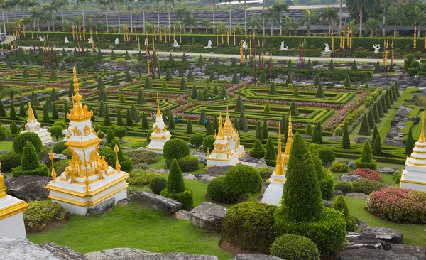 Tropische landschapspark van nong nuch in pattaya, thailand — Stockfoto