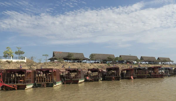 El pueblo de los campesinos vietnamitas en el lago Tonle Sap en Camboya — Foto de Stock