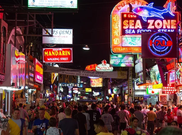 Fußgängerzone in Pattaya bei Nacht lizenzfreie Stockbilder