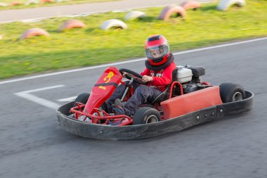 çocuk üzerinde doğrudan bir go-kart carting kulübe taşır.