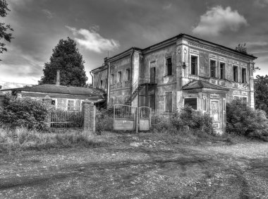 kırık ile eski yerleşim olmayan yarı harap ev out