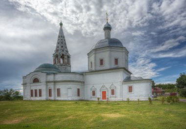 serpukhov Trinity Katedrali öğleden sonra bulutlar karşı