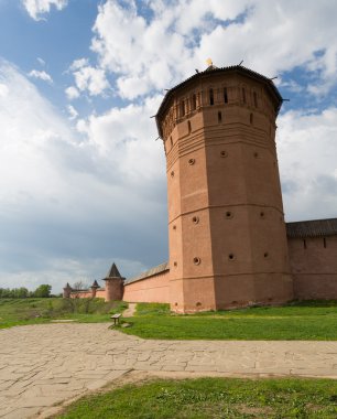 spaso-evfimiyev's tower suzdal, vladimir bölgesi içinde bir adamın manastır ile duvar parçası
