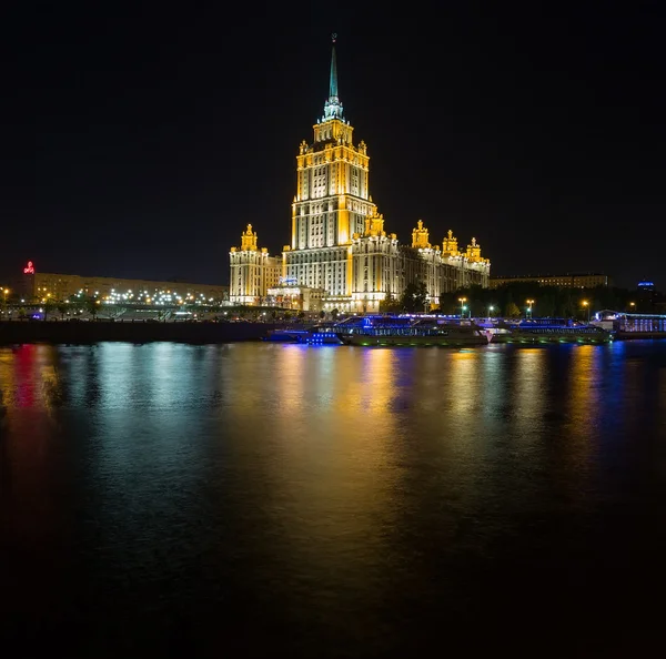 Taras Ševčenko nábřeží panorama v noci koncem jara — Stock fotografie