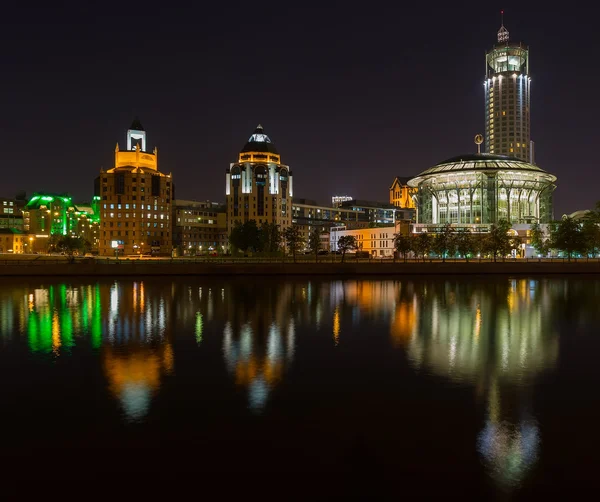 Kosmodamianskaya Embankment panorama di notte a tarda primavera — Foto Stock