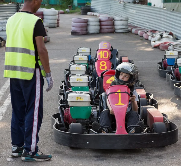 El niño se prepara para comenzar en un go-cart en el club de karting — Foto de Stock