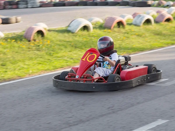 El niño se mueve directamente en un go-cart al club de karting — Foto de Stock