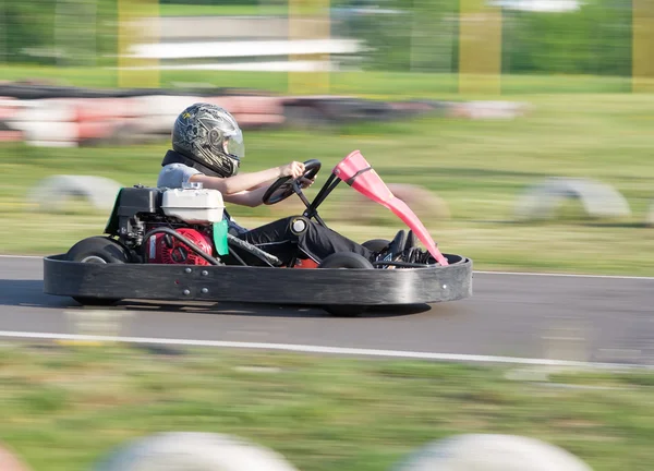 El niño participa en la carrera en el go-cart en el club de karting — Foto de Stock