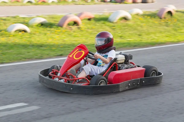 El niño se mueve directamente en un go-cart al club de karting —  Fotos de Stock