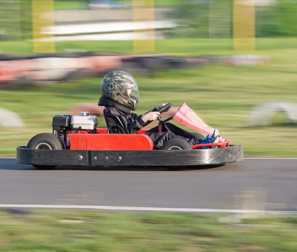 Dziecko uczestniczy w wyścigu na gokart w klubie jazdę na gokartach — Zdjęcie stockowe