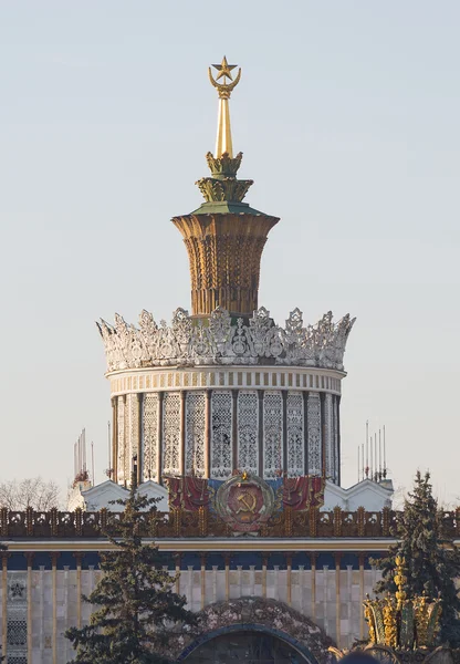 La partie supérieure du pavillon N. 1 ("Central") sur le parc des expositions russe (VVC ) — Photo