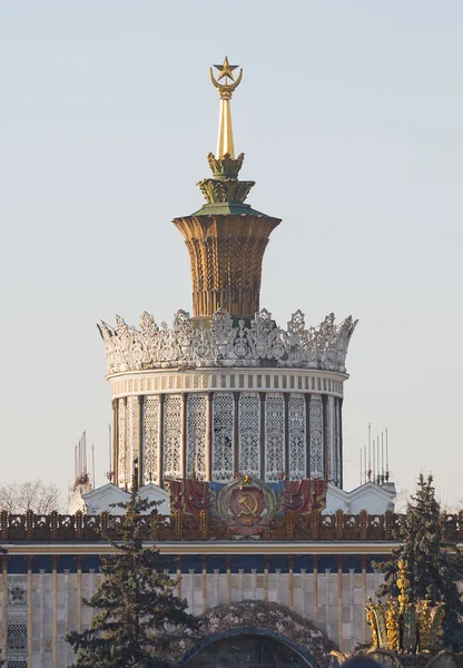 Der obere Teil des Pavillons Nr. 1 ("zentral") auf dem allrussischen Ausstellungszentrum (vvc) — Stockfoto