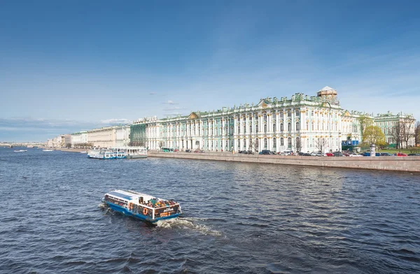 Panorama nábřeží řeky Neva v Petrohradě s výhledem na Ermitáž — Stock fotografie