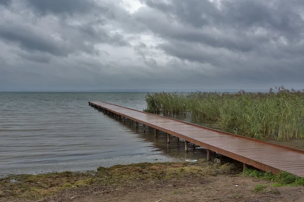 El puente de madera que va a las aguas de Pleshcheev del lago —  Fotos de Stock