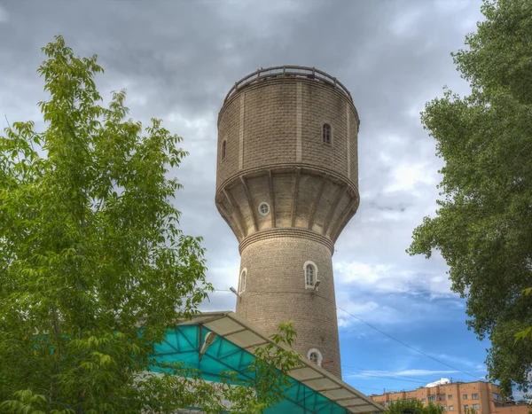 Antigua torre de agua contra el cielo en Serpujov —  Fotos de Stock