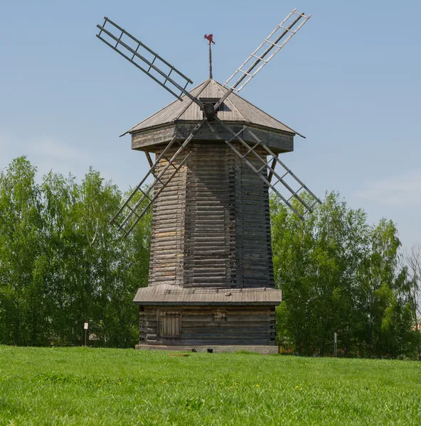 Holzwindmühle aus dem Gebiet Sudogodsky im Museum für Holzarchitektur in Susdal, Gebiet Wladimir — Stockfoto