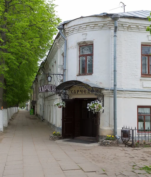 Taverne au premier étage de l'ancien bâtiment à l'une des rues — Photo