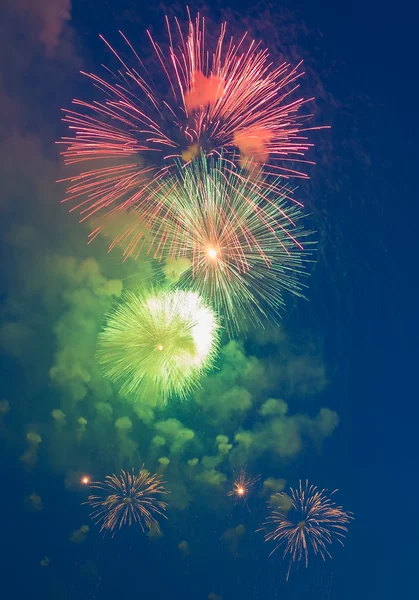 Feuerwerk zu Ehren eines Feiertags am Tag des Sieges Stockbild