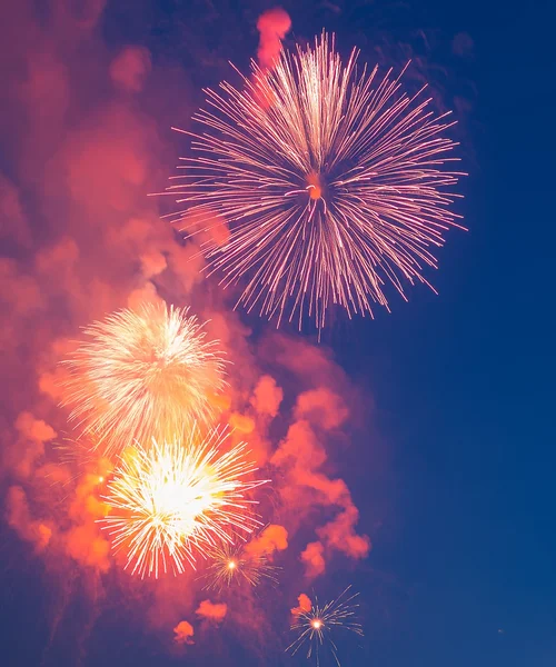 Feuerwerk zu Ehren eines Feiertags am Tag des Sieges Stockbild