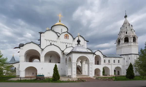 Catedral de Pokrovsky com um campanário em Pokrovsky Sagrado um mosteiro feminino em Suzdal, região de Vladimir Fotografia De Stock