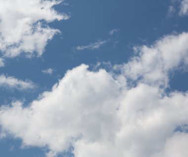 Beyaz ayrı bulutlar mavi gökyüzü karşı