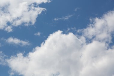 Mavi gökyüzü beyaz büyük parçalar halinde bulutlar