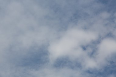 Mavi gökyüzüne karşı büyük beyaz bulutlar
