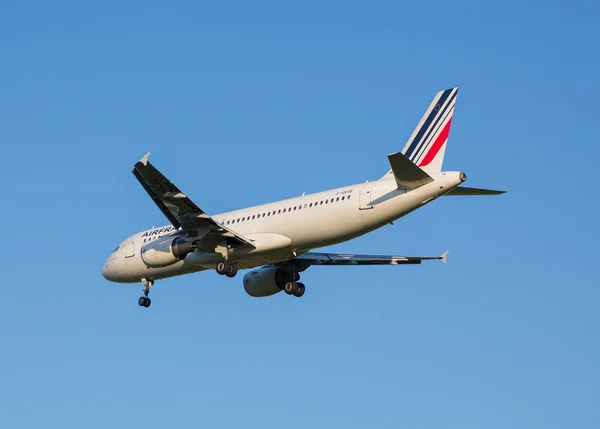 El avión de la aerolínea Air France llega en una franja antes de aterrizar en el aeropuerto de Sheremetyevo —  Fotos de Stock