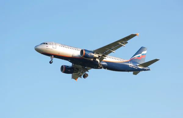 La aerolínea Airbus A320 avión Aeroflot disminuye antes de aterrizar aproximación en el aeropuerto de Sheremetyevo —  Fotos de Stock