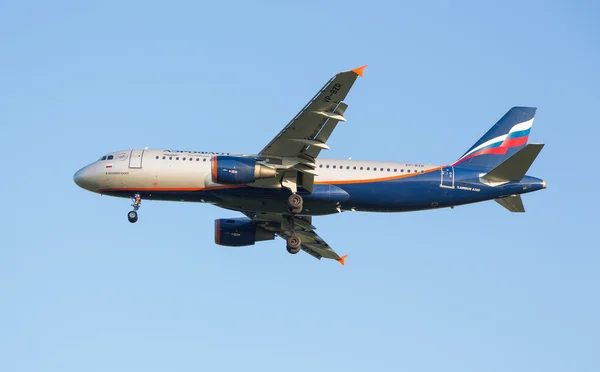 Linie lotnicze Airbusa a320 samolot aeroflot zmniejsza przed lądowaniem podejście na lotnisku Szeremietiewo — Zdjęcie stockowe