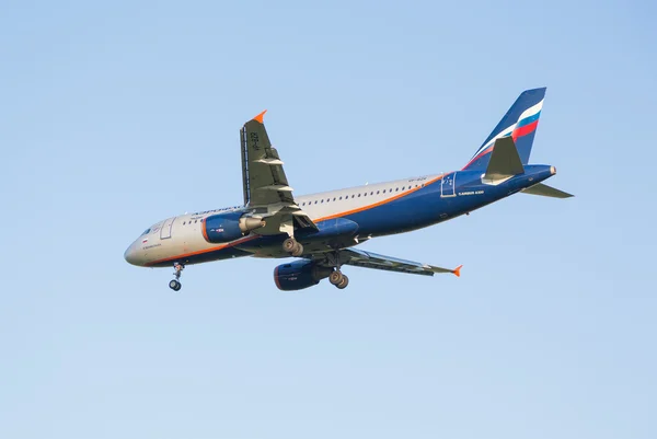 Linie lotnicze airbus a321 samolot aeroflot siada na lotnisku Szeremietiewo — Zdjęcie stockowe