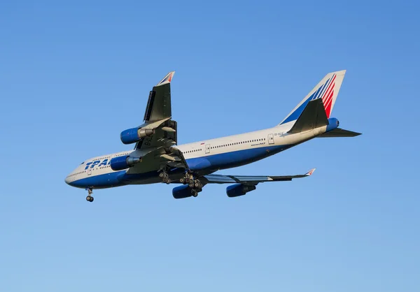 A boeing-747-es repülőgép transaero légitársaság csökken a sheremetyevo repülőtérre leszállás előtt — Stock Fotó