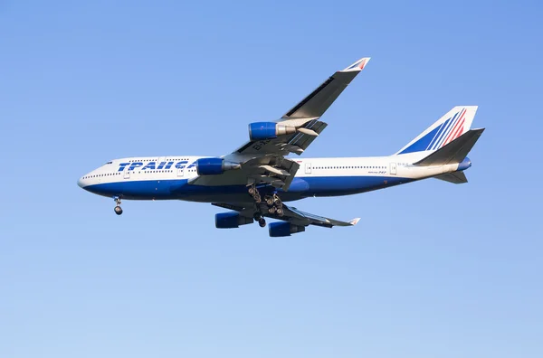 Die Boeing-747 der Fluggesellschaft Transaero setzt sich auf den Flughafen Scheremetjewo — Stockfoto