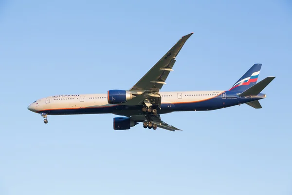 A sík boing-777-300er Aeroflot légitársaság csökkenti a sheremetyevo repülőtérre leszállás előtt — Stock Fotó