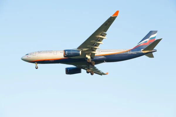 A légitársaság airbus a330 repülőgép aeroflot jön ezen a földön, a sheremetyevo repülőtérre — Stock Fotó