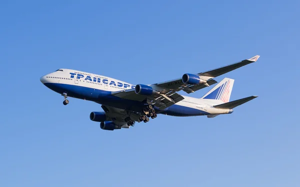 Das Boeing-747-Flugzeug der Fluggesellschaft Transaero landet auf dem Flughafen Scheremetjewo Stockbild