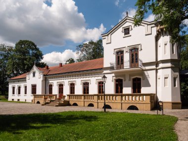Köydeki eski evin güzel mimarisi. Szczurowa 'nın merkezinde bir saray parkı olan Kepinski Sarayı