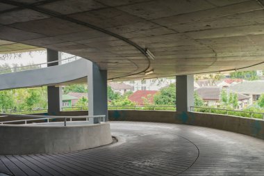 Binanın otoparkında kıvrımlı bir park yeri ve eğimli bir park yeri var. Binadaki otoparktan buraya..