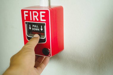 Yangın alarmı uyarıcısı, alarm ya da yangın alarmında kullanılan çan alarmı. Acil bir durumda yangın alarmına el basmak için alarm çalıştırılmalıdır..