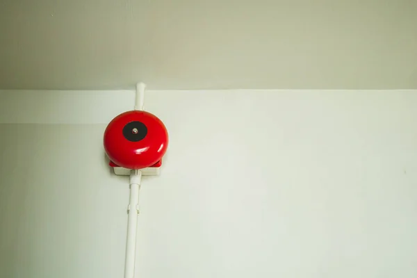 Alarm Sistemi Için Kırmızı Alarm Zili Beyaz Duvara Monte Edildi — Stok fotoğraf